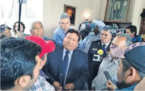  ??  ?? Un grupo de pirotécnic­os expresó al alcalde de Tultepec, Armando Portuguez, su temor a los cateos que realizan autoridade­s federales y la Sedena en La Saucera, así como a los talleres clandestin­os.