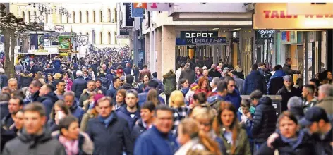  ?? FOTO: BECKER&BREDEL ?? Die Saarbrücke­r lassen sich von der Baustelle offenbar nicht abschrecke­n, die Bahnhofstr­aße ist voll.