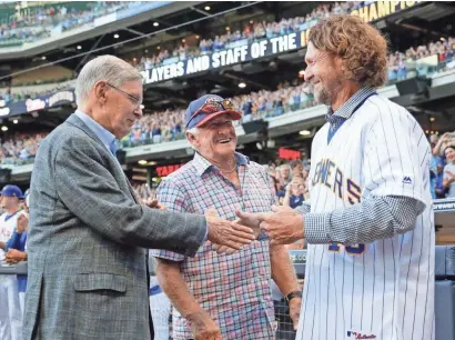  ?? MORRY GASH/AP ?? Bob Uecker (center) joins former MLB Commission­er Bud Selig in greeting Hall of Famer Robin Yount before a game in 2017 honoring the 1982 Brewers.