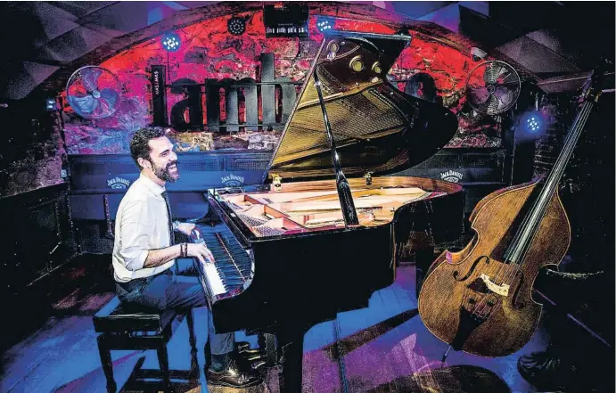  ?? XAVIER CERVERA ?? Roger Torrent, que tiene gustos musicales muy eclécticos, se soltó esta semana al piano, en el club de jazz Jamboree, en la plaza Reial de Barcelona