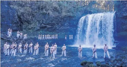  ??  ?? > Cardiff Kyokushink­ai Karate Club under Sgwd-yr-Eira falls in the Brecon Beacons