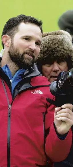  ??  ?? Above, visual effects supervisor Dan Lemmon, left, and director Matt Reeves on set; right, a scene from War for the Planet of the Apes