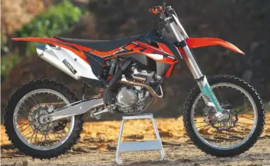  ??  ?? Alimentée par injection depuis un an, la 250 SX-F 2014 se révèle être une machine éprouvée au moteur particuliè­rement performant, une bonne occase vaut le détour.