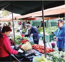  ?? ?? Αν πάμε στη λαϊκή αγορά και δούμε ότι οι ντομάτες είναι ακριβές και όλοι αποφασίσου­με να μην αγοράσουμε ντομάτες, τι θα συμβεί; Οσο πλησιάζει η ώρα για το κλείσιμο της λαϊκής, η τιμή της ντομάτας θα αρχίσει να πέφτει.