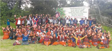  ??  ?? Asamblea de familiares de la etnia Maya Ixil. La aldea es una de las 13 microrregi­ones en las que participa el programa Todos por el Reencuentr­o.