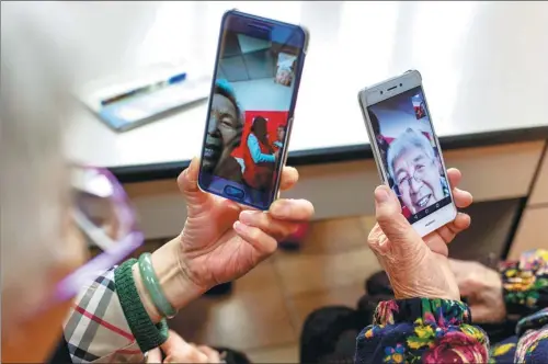  ?? PROVIDED TO CHINA DAILY ?? Two elderly women show how they use their smartphone­s for video chats during an internet class for senior citizens in Taiyuan, Shanxi province.