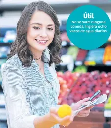  ??  ?? CONTROL. Siga una dieta sana y equilibrad­a evitando aquellos alimentos o bebidas que le desencaden­an o agravan la migraña.