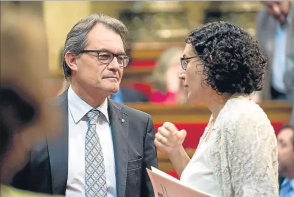  ?? GEMMA MIRALDA ?? El presidente de la Generalita­t, Artur Mas, y la número dos de ERC, Marta Rovira, conversan en un pleno del Parlament