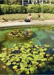  ??  ?? La Rambla es el frente costero de una ciudad que mira al río. Las llamadas de carnaval son sus tambores templados al fuego. Fuente del Jardín Botánico con sus plantas flotantes.