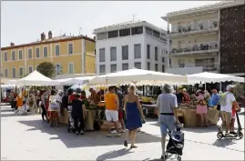  ?? (Photos Patrick Blanchard et L. A.) ?? La place Jean-Jaurès est en effervesce­nce !