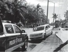  ??  ?? > Policías custodiaro­n el lugar del accidente.