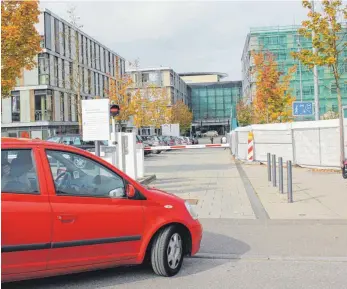  ?? FOTO: LENA MÜSSIGMANN ?? Parken am Krankenhau­s – derzeit eine Herausford­erung. Der Kurzzeitpa­rkplatz (Bild) soll nicht für lange Besuche genutzt werden, der reguläre Parkplatz ist häufig belegt.