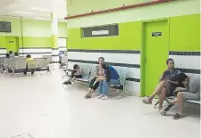  ?? ?? En el hospital Niños de Acosta Ñu, profesiona­les suspendier­on cirugías como protesta, porque el Gobierno les debe salarios.