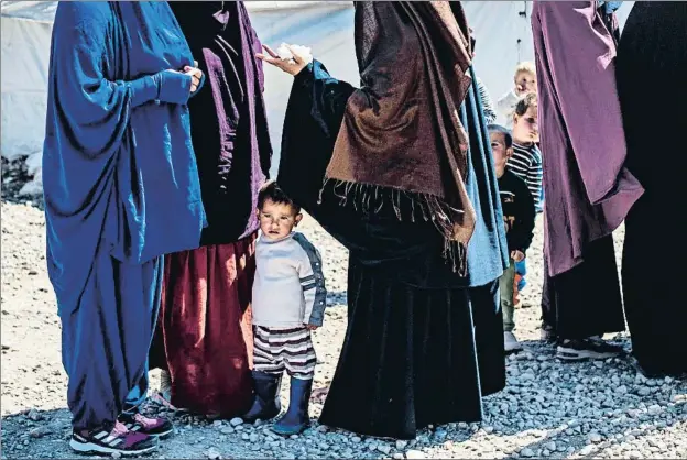  ?? DELIL SOULEIMAN / AFP ?? Mujeres europeas y americanas de antiguos combatient­es del Estado Islámico, con sus hijos, en el campo de Al Roj, en Siria