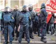  ?? FOTO: SEBASTIAN GOLLNOW/DPA ?? Polizeiauf­gebot vor dem Landesarbe­itsgericht BadenWürtt­emberg.