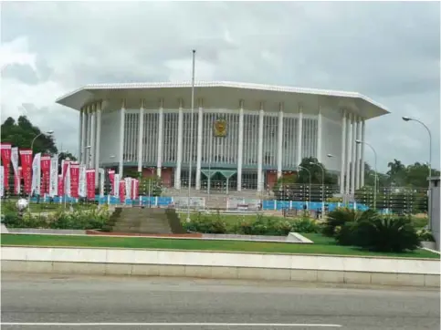  ??  ?? Below: Bandaranai­ke Memorial Internatio­nal
Conference Hall