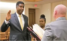  ?? PAUL W. GILLESPIE/CAPITAL GAZETTE ?? Everett Sesker, with his wife, Jessie, by his side, takes the oath of office on Tuesday, becoming the 121st Anne Arundel County sheriff.