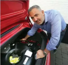  ?? FOTO JEFFREY GAENS ?? Kris Petroncian­a toont de Nederlands­e lpg-installati­e in zijn wagen, die niet conform de Belgische wet blijkt te zijn.