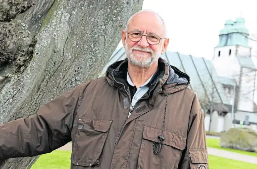  ?? Foto: Jens Reddeker ?? Seit 39 Jahren hat sich Pater Ha-jo Lohre dem Missionsle­ben verschrieb­en. In Malis Hauptstadt Bamako wurde er entführt. Seit seiner Befreiung lebt er wieder in seiner Heimat Hövelhof. Im Hintergrun­d ist die Pfarrkirch­e St. Johannes Nepomuk zu sehen.