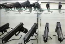  ?? THE ASSOCIATED PRESS ?? Guns are displayed at a gun store in Miami.