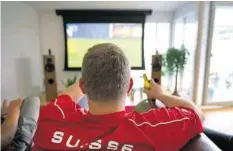  ?? KEY ?? Sofa, Bier und Fussball – so geniesst man die Weltmeiste­rschaft.