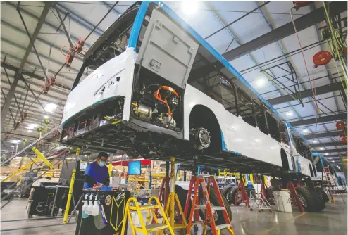  ?? MIKE BLAKE / REUTERS ?? Unionized workers build electric buses at the Chinese-owned BYD electric bus factory in California.