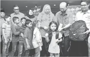  ?? — Gambar Bernama ?? SUMBANGAN: Mukhriz (dua kanan) merangkap Timbalan Presiden Parti Pribumi Bersatu Malaysia (BERSATU) menyampaik­an sumbangan bantuan beg persekolah­an kepada 100 pelajar asnaf pada Pelancaran Program Seribu Seri semalam.