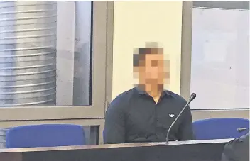  ?? RP-FOTO/ARCHIV: MAGUIRE ?? Der 25-jährige Mann wollte seiner Mutter den Teufel austreiben und betete ohne Pause das „Vaterunser“als Polizisten die Wohnung in Erkrath stürmten. Auf der Hildener Wache verletzte der Mann später sieben Beamte.