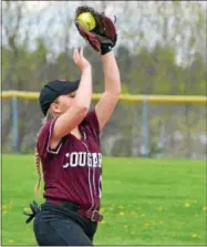  ?? KYLE MENNIG — ONEIDA DAILY DISPATCH ?? Stockbridg­e Valley’s Hayley Smith (12) catches the ball to retire a Madison batter.