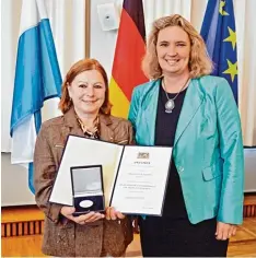  ?? Fotos: Gert Krautbauer ?? Ursula Schmid (links) erhält von Ministerin Kerstin Schreyer die Bayerische Staats medaille für soziale Verdienste.