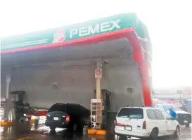  ??  ?? El techo de una gasolinera se derrumbó en Ciudad Juárez.