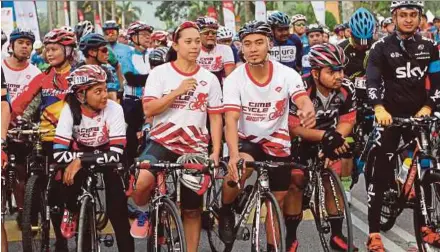  ?? PIX BY HAZREEN MOHAMAD ?? Olympians and CIMB Cycle ambassador­s Azizulhasn­i Awang and Fatehah Mustapa at the CIMB Cycle 2017 in Kuala Pilah yesterday.