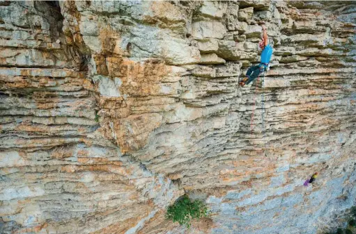  ??  ?? Arno Catzeflis et Julien Roux dans la 2ème longueur en 6a de La Préfectora­le.