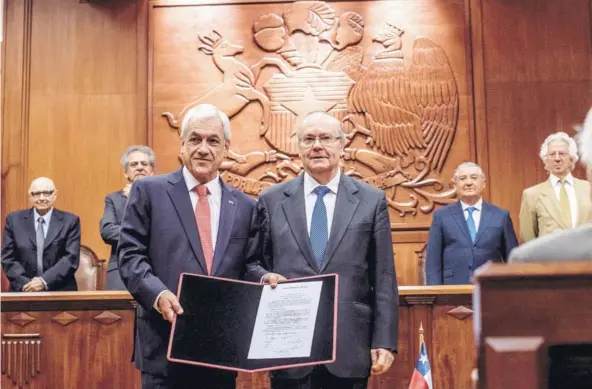  ??  ?? El presidente electo, Sebastián Piñera, al ser proclamado por el Tribunal Calificado­r de Elecciones.