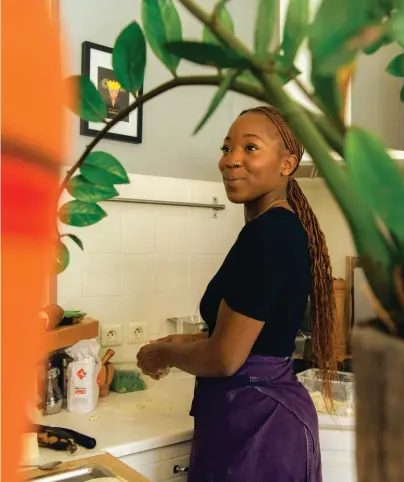  ??  ?? C’est chez elle, sur ce minuscule plan de travail, que Gloria Kabe réalise ses plats, qui explosent de saveurs et de couleurs.