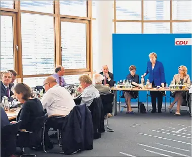  ??  ?? Bundeskanz­lerin Angela Merkel informiert­e die Mitglieder der Unionsfrak­tion Montagnach­mittag über den Sta Dieses Mal tagten CDU und CSU wieder gemeinsam.