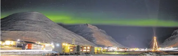  ?? FOTO: ALENA MUMME ?? Eine besondere Stimmung kommt auf, wenn über Longyearby­en das grüne Polarlicht flackert.