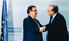  ??  ?? El ministro del Interior, Juan I. Zoido, y el presidente de la Fundación Bancaria ”la Caixa”, Isidro Fainé, intensific­an su colaboraci­ón para impulsar Reincorpor­a