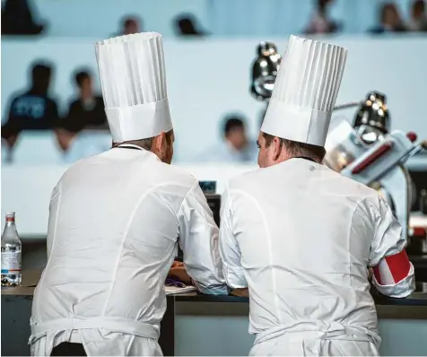  ?? Symbolfoto: Stefano Guidi, dpa ?? In der Gastronomi­e wie auch in vielen anderen Branchen ist es schwierig, Fachkräfte zu finden.