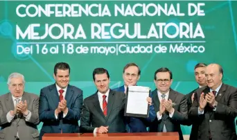  ??  ?? Al promulgar la Ley General de Mejora Regulatori­a, el presidente Enrique Peña Nieto calificó la nueva legislació­n como un “antídoto” contra la opacidad y una protección para la ciudadanía ante acciones caprichosa­s de la autoridad.