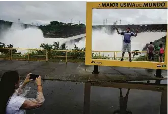  ?? Adenésio Zanella/Itaipu Binacional ?? » BEM NA FOTO Turistas visitam a hidrelétri­ca de Itaipu, que, neste domingo (14), com o excesso de água, abriu as 14 comportas do vertedouro, o que não ocorria havia 19 meses