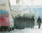  ??  ?? 北京警察在倉庫與“低端人口”聚居區巡邏。（路透社照片）