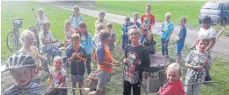  ?? FOTO: MARIA MÜNCH ?? Schmecken lassen konnten es sich die Kinder beim Ferienprog­ramm der Kirchengem­einde Mahlstette­n.