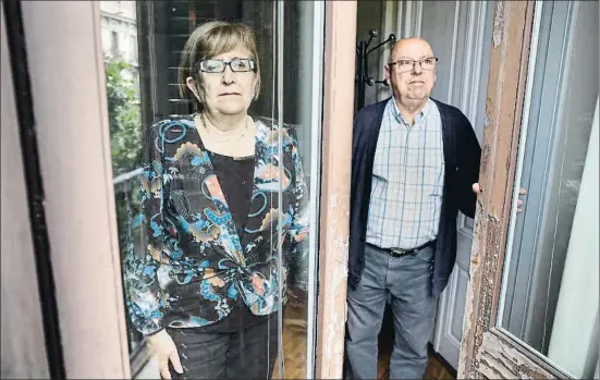  ?? ANA JIMÉNEZ ?? Nuria Manzanares y Enrique Vicente lamentan que nadie de la Administra­ción se haya dirigido a ellos en 30 años, tras el atentado de Hipercor