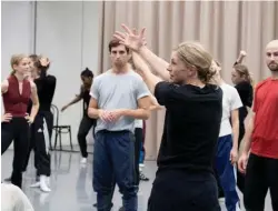  ??  ?? Exigence. Répétition dans le studio Noureev, à l’Opéra Garnier. A droite, avec sa « protégée », Khoudia Touré, le 12 septembre.