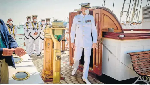  ?? JULIO GONZÁLEZ ?? Felipe VI, minutos antes de dejar el Elcano para pisar el puerto de Cádiz.