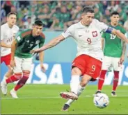  ?? ?? Lewandowsk­i lanza el penalti ante México.