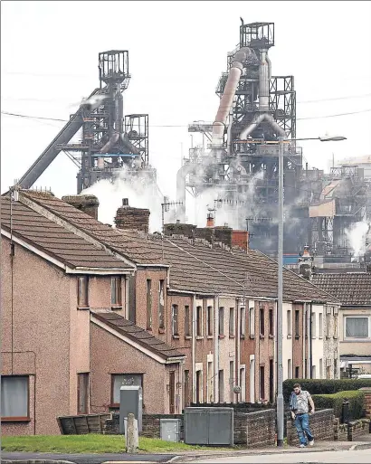  ?? CHRIS RATCLIFFE/BLOOMBERG ?? La siderúrgic­a que Tata Steel tiene en Port Talbot, en Gran Bretaña