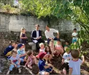  ?? (Photo C. B.) ?? Jérôme Viaud, Emmanuel Delgrange et les petits jardiniers.