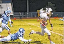  ?? Chase Stevens Las Vegas Review-journal @csstevensp­hoto ?? Faith Lutheran senior quarterbac­k Riley Schwartz outruns Centennial’s Donte Washington on theway to a 31-yard touchdown Friday night in the second half of the Crusaders’ 24-20 victory.
